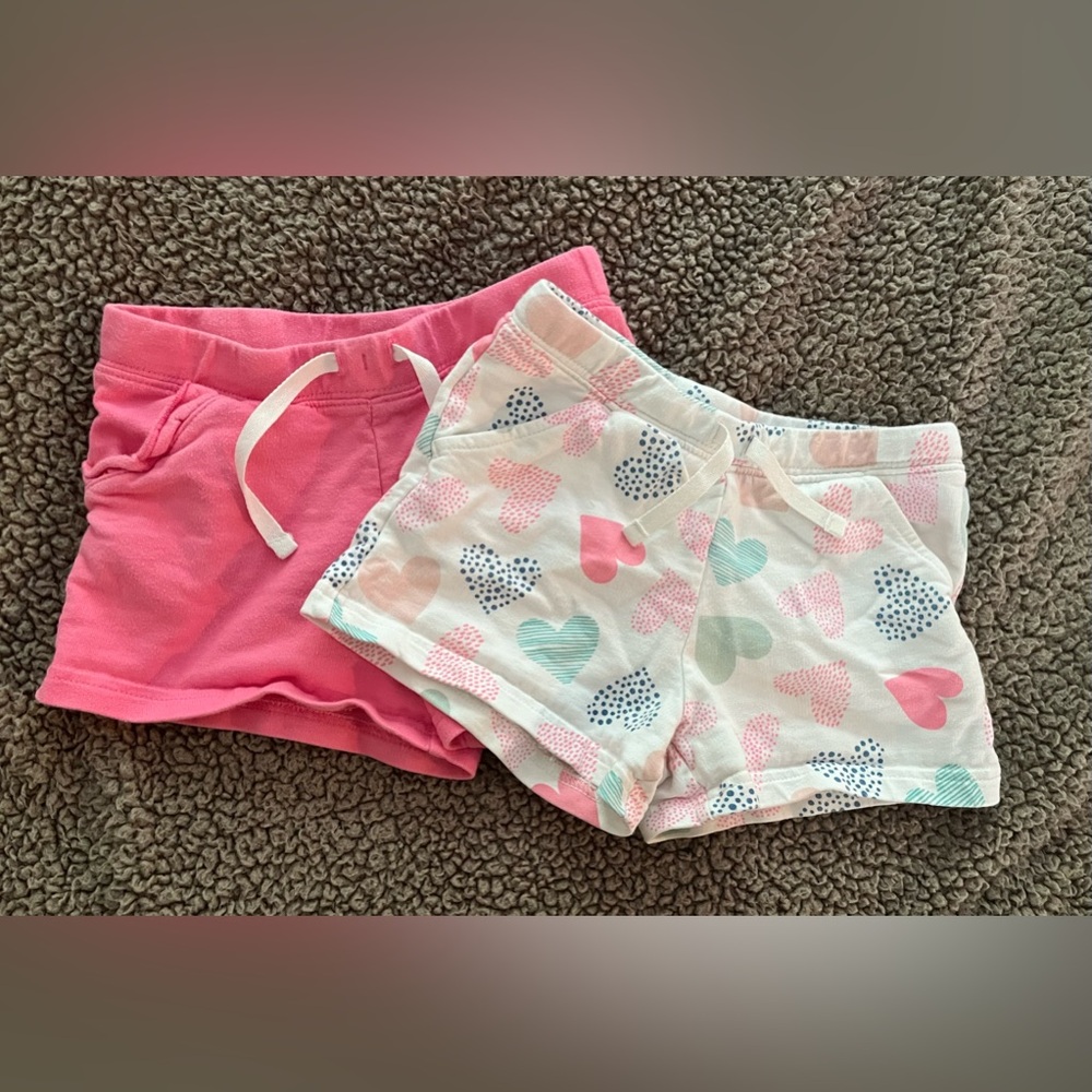 Carter’s Kid Girls Pull-on Shorts. Size 6/6x. EUC. Pink, multicolored hearts.